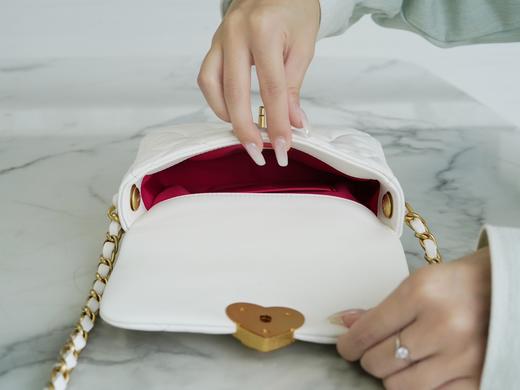 香奶奶 2尺寸！23S 新款CF 爱心珐琅扣 方胖子白色 商品图4