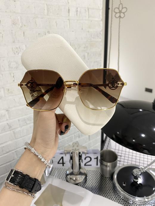 香家 墨镜 链条太阳眼镜 新品首发 型号CH7683 小红书推荐太阳眼镜 尺寸：60口17-142 造型神器 双c标志搭配经典 字母logo 上脸效果无敌 小脸小姐姐选它没错配送链条 商品图1