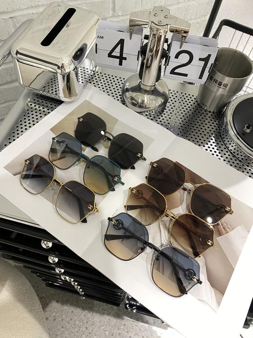 香家 墨镜 链条太阳眼镜 新品首发 型号CH7683 小红书推荐太阳眼镜 尺寸：60口17-142 造型神器 双c标志搭配经典 字母logo 上脸效果无敌 小脸小姐姐选它没错配送链条 商品图6