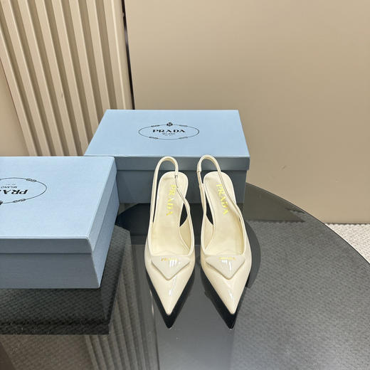 普拉哒三角标凉鞋 商品图1