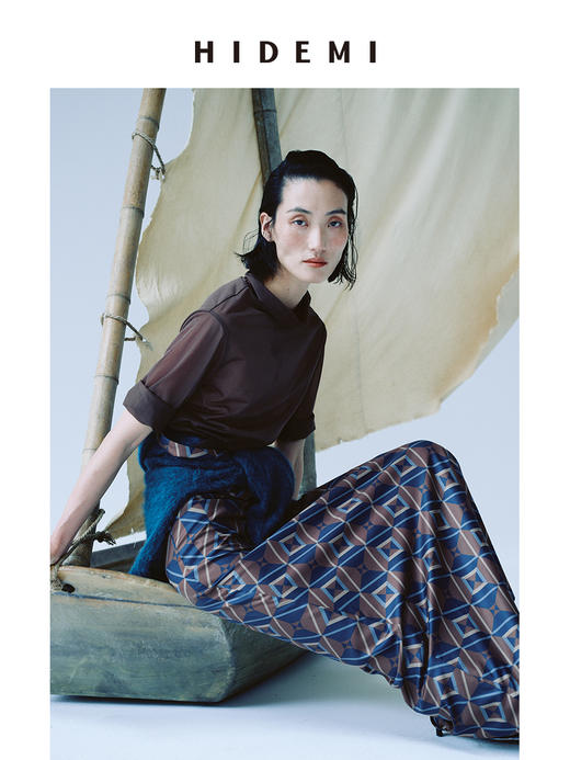 HIDEMI 极简小立领半透感微宽松打底长袖上衣 深巧克力色/黑色 商品图1