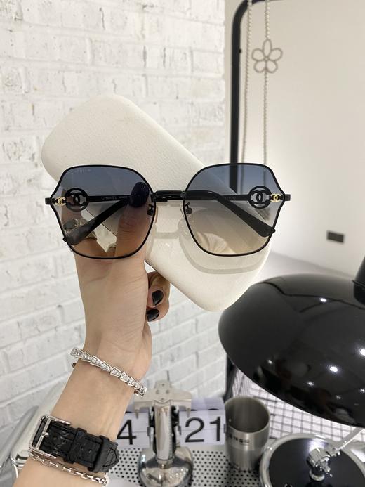 香家 墨镜 链条太阳眼镜 新品首发 型号CH7683 小红书推荐太阳眼镜 尺寸：60口17-142 造型神器 双c标志搭配经典 字母logo 上脸效果无敌 小脸小姐姐选它没错配送链条 商品图2