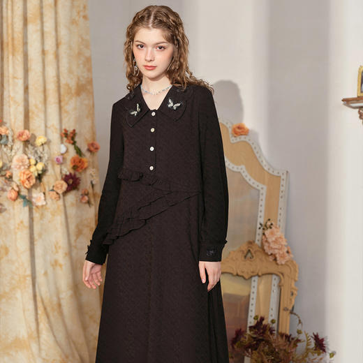 两三事 云边遐想 2024秋季新款复古立体蝴蝶刺绣翻领绑带连衣裙 商品图1