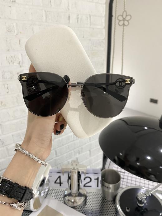香家   墨镜 链条太阳眼镜 新品首发 型号CH7686小红书推荐尺寸：62口17-142 造型神器 双c标志搭配经典 字母logo 上脸效果无敌 小脸小姐姐选它没错 商品图3