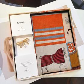 【甄珠贝·时尚高级感系列】70*70cm线条马驹双面异色丝羊毛丝巾和淡水珍珠蝴蝶结胸花礼盒套装