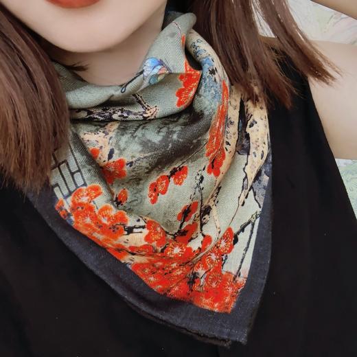 【甄珠贝·国风系列】70*70cm咏梅双面异色丝羊毛丝巾和天然淡水珍珠透明水晶花胸花和施华洛丝巾扣礼盒套装【适合送外宾】 商品图5