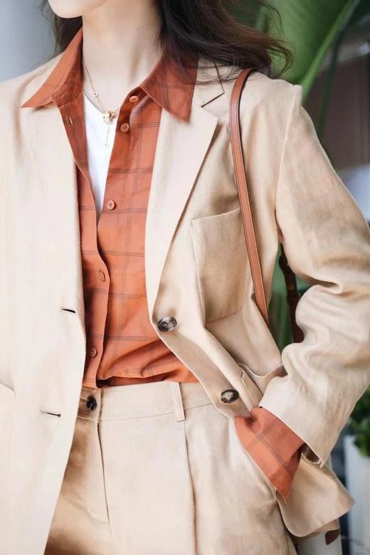 普洱染色斜纹汉麻西装外套 挺括流畅线条描摹独立气场 正肩H型西装 小个子友好款 简洁设计+流畅立裁线条 塑形不紧绷且显瘦 商品图9