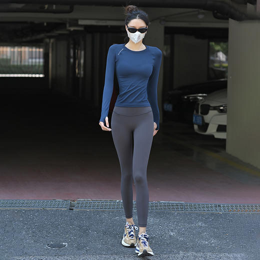 【三季可穿百搭长T】beemen玻尿酸因子 无缝一体织长袖T恤  瑜伽健身服 字母夜光标记  透气不闷汗 打底不冰凉 商品图4