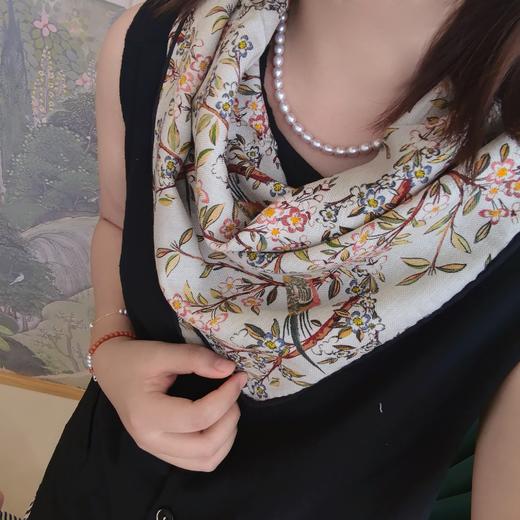 【甄珠贝·花卉系列】70*70cm雀之歌双面异色丝羊毛丝巾和天然淡水珍珠鹦鹉胸针礼盒套装 商品图4