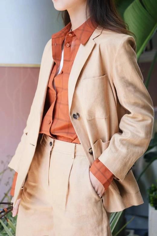普洱染色斜纹汉麻西装外套 挺括流畅线条描摹独立气场 正肩H型西装 小个子友好款 简洁设计+流畅立裁线条 塑形不紧绷且显瘦 商品图8