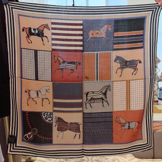 【甄珠贝·时尚高级感系列】70*70cm线条马驹双面异色丝羊毛丝巾和天然淡水珍珠山茶花丝巾扣礼盒套装 商品图4