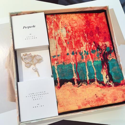 【甄珠贝·艺术家系列】70*70cm白桦林双面异色丝羊毛丝巾和天然淡水珍珠花束胸花礼盒套装 商品图1