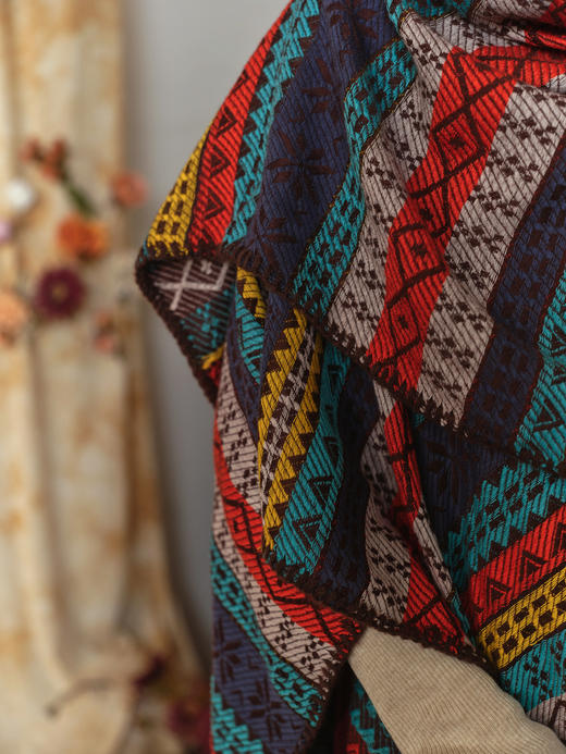 两三事定制2024秋冬新款波西米亚风流苏复古民族风披肩斗篷围巾 商品图5