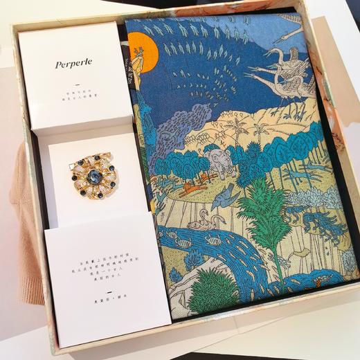 【甄珠贝·时尚高级感系列】70*70cm非洲大陆双面异色丝羊毛丝巾和施华洛丝巾扣礼盒套装 商品图0