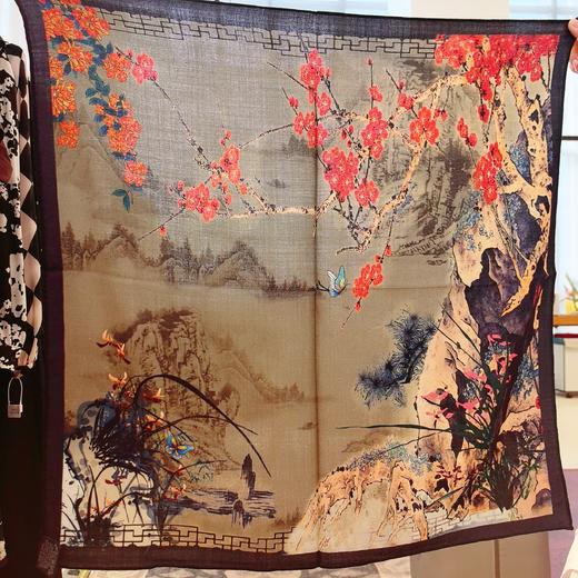 【甄珠贝·国风系列】70*70cm咏梅双面异色丝羊毛丝巾和天然淡水珍珠透明水晶花胸花和施华洛丝巾扣礼盒套装【适合送外宾】 商品图3