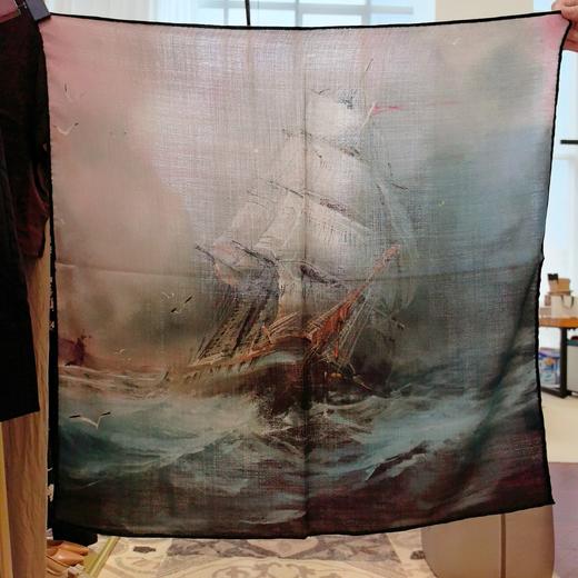 【甄珠贝·艺术家系列】70*70cm乘风双面异色丝羊毛丝巾和爱心施华洛丝巾扣礼盒套装 商品图2