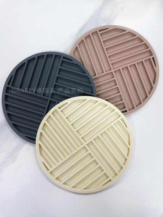 【Grarey（格瑞亚）硅胶隔热垫】一袋3色！ 📣隔热垫|防滑垫|杯垫|沥水垫，适用所有器皿 ✅加厚硅胶6.5mm，隔热防烫不卷边 ✅食品级硅胶材质，放心使用，没有异味  商品图2