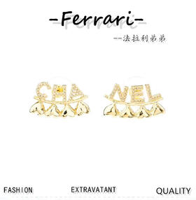 小香23春夏浅金色字母下面四个亮面倒挂爱心不对称耳钉