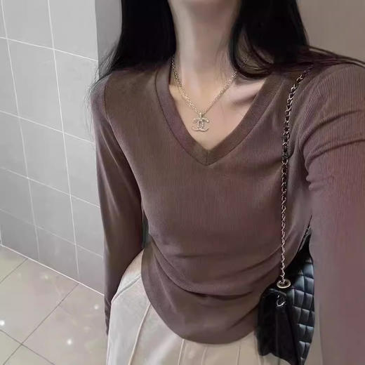 显瘦修身 气质百搭 纯白色秋季新款 小v领打底衫女 内搭洋气 纯欲正肩长袖t恤  商品图3