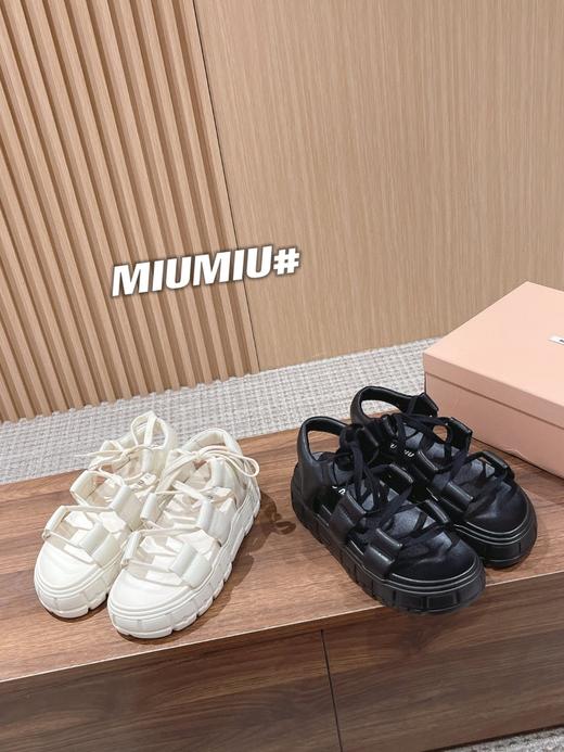 缪家 2023春夏新品 休闲风格与迷人设计邂逅于新款软羊皮绑带凉鞋 商品图1