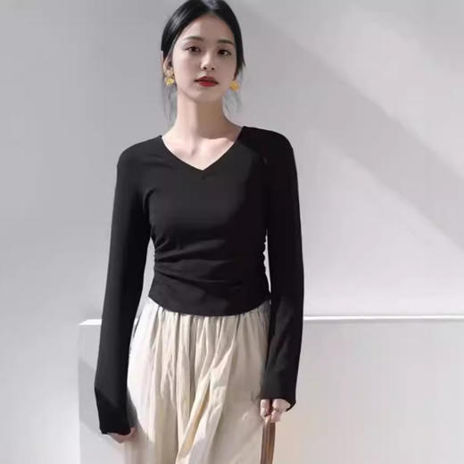 显瘦修身 气质百搭 纯白色秋季新款 小v领打底衫女 内搭洋气 纯欲正肩长袖t恤  商品图2
