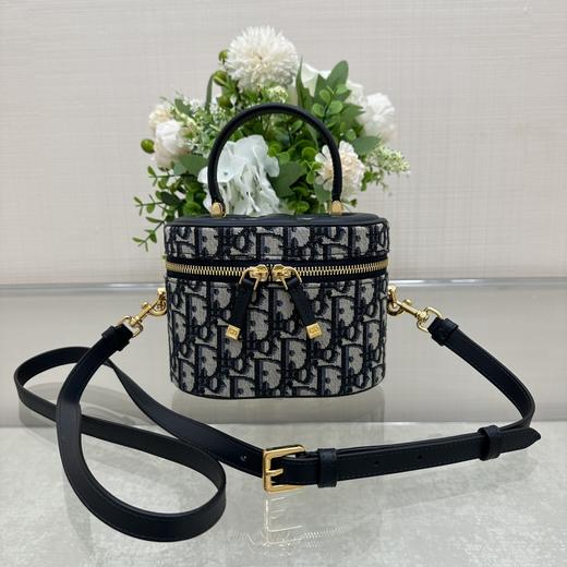 D家  Signature Vanity 手袋是二零二三秋季成衣系列新品D家 商品图1