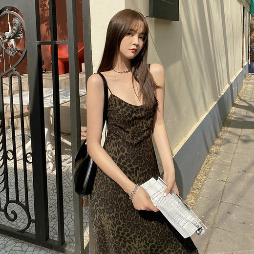 西遇HK豹纹V领甜辣吊带连衣裙女早春新款纯欲收腰修身长裙SS140751 商品图0