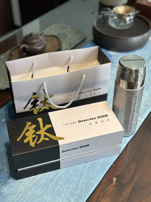 活氢钛杯保温杯 养生健康水杯！礼品装！高颜值钛焖茶杯，又是一款轻便的保温杯 内置钛合金茶仓，氢氧矿石+弱碱性碎水矿石，使杯内茶水变为弱碱性！重量仅300g多点，容量430ml 商品图3