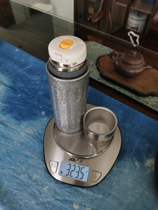 活氢钛杯保温杯 养生健康水杯！礼品装！高颜值钛焖茶杯，又是一款轻便的保温杯 内置钛合金茶仓，氢氧矿石+弱碱性碎水矿石，使杯内茶水变为弱碱性！重量仅300g多点，容量430ml 商品图2