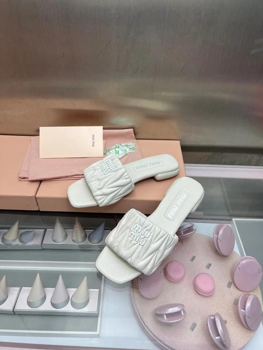 miui*2023ss春夏新款平底皱小羊皮凉鞋拖鞋 商品图3