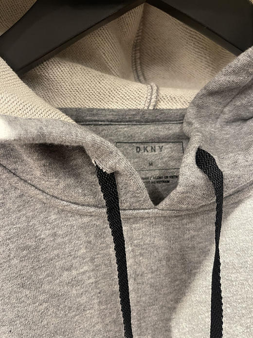 DKNY/唐可娜儿 男士棉混纺袋鼠兜印花边饰长袖连帽套头卫衣 商品图2