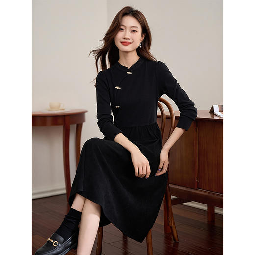 【专属特价】熙世界新中式黑色盘扣立领连衣裙秋冬设计感针织拼接灯芯绒裙子 商品图1