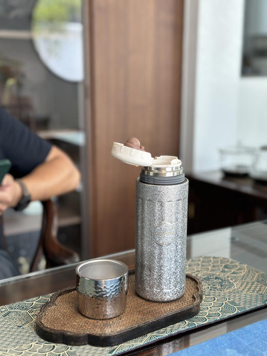 活氢钛杯保温杯 养生健康水杯！礼品装！高颜值钛焖茶杯，又是一款轻便的保温杯 内置钛合金茶仓，氢氧矿石+弱碱性碎水矿石，使杯内茶水变为弱碱性！重量仅300g多点，容量430ml 商品图1