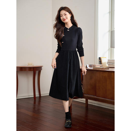 【专属特价】熙世界新中式黑色盘扣立领连衣裙秋冬设计感针织拼接灯芯绒裙子 商品图3