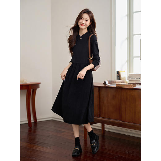 【专属特价】熙世界新中式黑色盘扣立领连衣裙秋冬设计感针织拼接灯芯绒裙子 商品图2