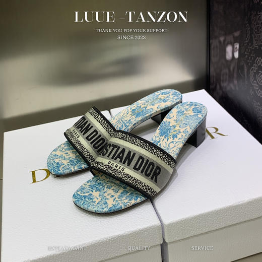 D家 新款一字拖女鞋 CD字母logo立体刺绣 圆头粗跟凉鞋(LH) 商品图11