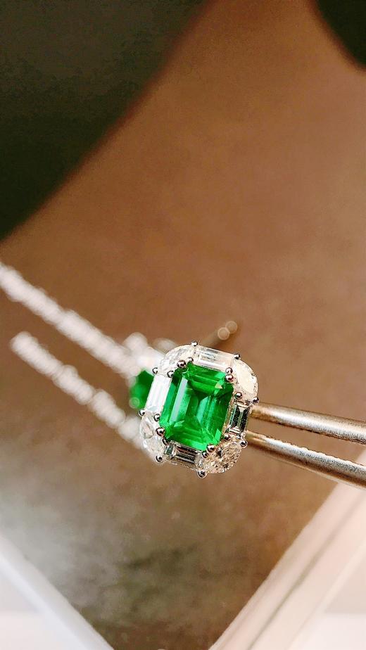 0.94ct 祖母绿耳钉 商品图3