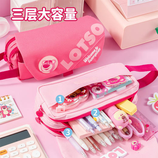 迪士尼草莓熊可爱笔袋 加厚手提式 文具收纳包 带胸章高颜值文具包 开学季必备儿童礼物 商品图1