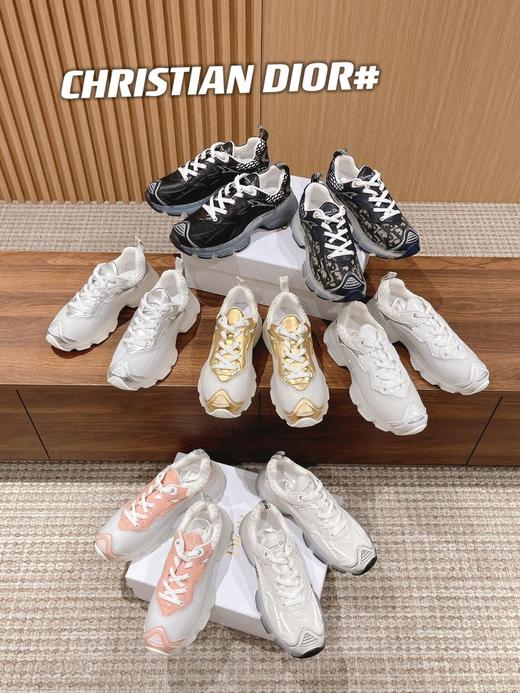 D家 这款 Vibe 运动鞋融入D家 的高订精神，重新诠释经典跑鞋(HD) 商品图0