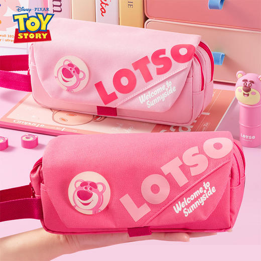 迪士尼草莓熊可爱笔袋 加厚手提式 文具收纳包 带胸章高颜值文具包 开学季必备儿童礼物 商品图0