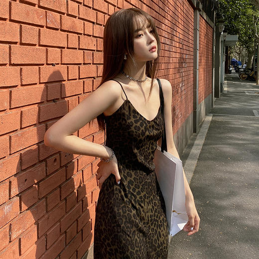西遇HK豹纹V领甜辣吊带连衣裙女早春新款纯欲收腰修身长裙SS140751 商品图2
