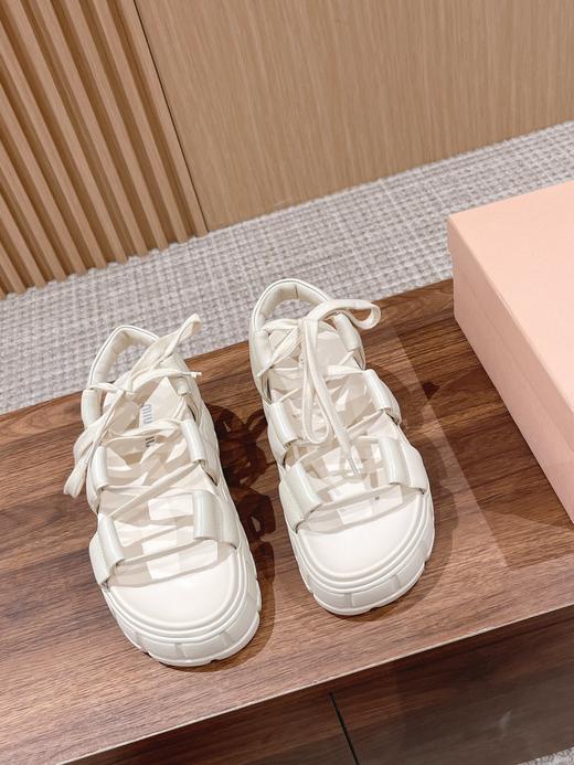 缪家 2023春夏新品 休闲风格与迷人设计邂逅于新款软羊皮绑带凉鞋 商品图2