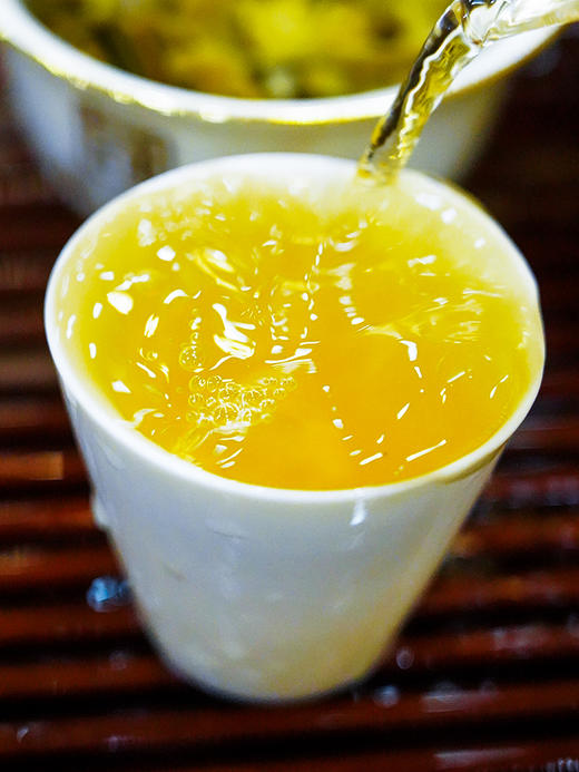 9月27日早9点【破损清仓】2024年【班章石斛】古寨春自主研发产品云南普洱茶云南铁皮石斛的邂逅 357g/饼 拍5发6拍20发25 商品图6