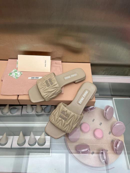 miui*2023ss春夏新款平底皱小羊皮凉鞋拖鞋 商品图4