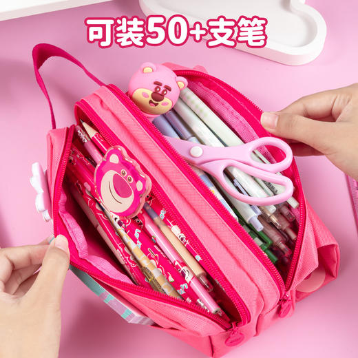 迪士尼草莓熊可爱笔袋 加厚手提式 文具收纳包 带胸章高颜值文具包 开学季必备儿童礼物 商品图3