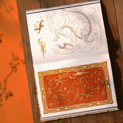 《中国龙纹图鉴》。 随书附赠1款“有龙则灵”光栅卡和2款“龙行好运”杯垫 商品图7