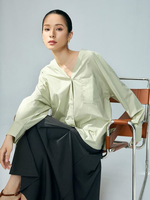 【E】稚佑||通勤风纯色V领廓形长袖衬衫-素茶 商品图3