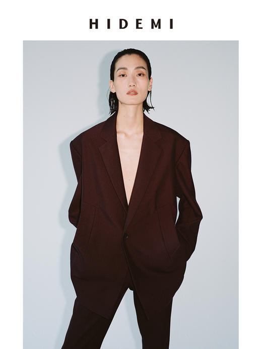 HIDEMI 极简设计感甄选斜纹精纺羊毛挺括感立体剪裁翻领式宽肩宽松西装套装 黑色/勃艮第红 西装/烟管长裤 商品图5