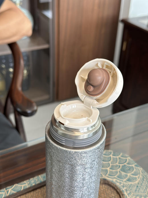 活氢钛杯保温杯 养生健康水杯！礼品装！高颜值钛焖茶杯，又是一款轻便的保温杯 内置钛合金茶仓，氢氧矿石+弱碱性碎水矿石，使杯内茶水变为弱碱性！重量仅300g多点，容量430ml 商品图5