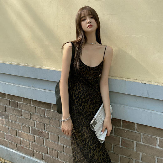 西遇HK豹纹V领甜辣吊带连衣裙女早春新款纯欲收腰修身长裙SS140751 商品图4